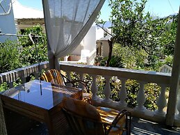 Relaxing Studio With Veranda 'n Garden