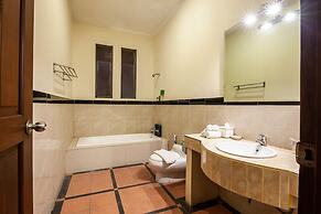 8-BR Private Pool Villa Walk to Seminyak Beach