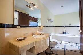 8-BR Private Pool Villa Walk to Seminyak Beach