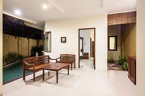 8-BR Private Pool Villa Walk to Seminyak Beach