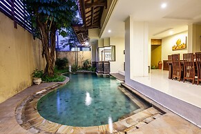 8-BR Private Pool Villa Walk to Seminyak Beach