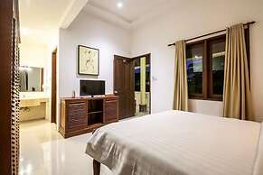 8-BR Private Pool Villa Walk to Seminyak Beach