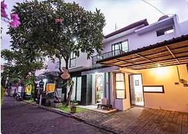 Cecilya Balian Stylish 3 Bedroom House near Beach at City Center