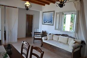 Villa Ioanna Greengrey- Vacation Houses for Rent Close to the Beach