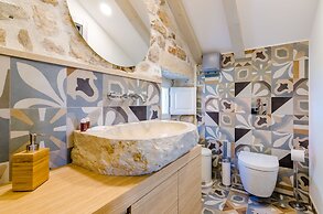 Villa Monte Santo by DuHomes