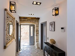 Villa Monte Santo by DuHomes