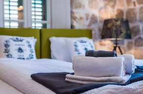 Villa Monte Santo by DuHomes