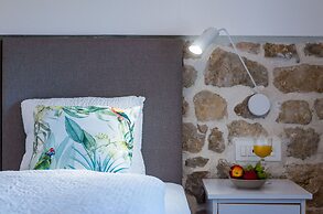 Villa Monte Santo by DuHomes