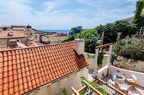 Villa Monte Santo by DuHomes