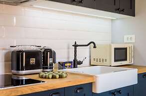 Villa Monte Santo by DuHomes