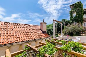 Villa Monte Santo by DuHomes