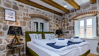 Villa Monte Santo by DuHomes