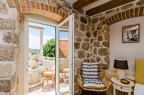 Villa Monte Santo by DuHomes