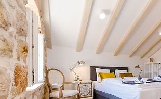 Villa Monte Santo by DuHomes