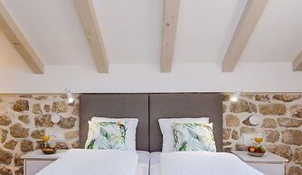 Villa Monte Santo by DuHomes