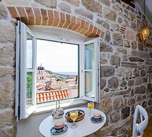 Villa Monte Santo by DuHomes