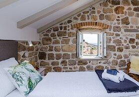 Villa Monte Santo by DuHomes