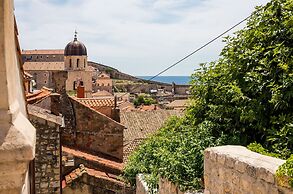 Villa Monte Santo by DuHomes