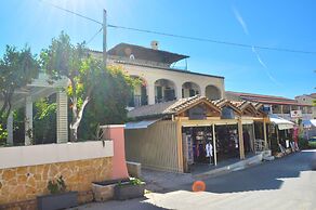 Holiday Studio Apartments Yannis on Agios Gordios Beach in Corfu