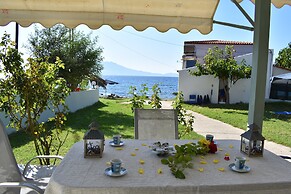 House Just on the Beach -included 2 Canoe and 2 Bicycles