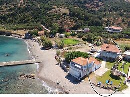 House Just on the Beach -included 2 Canoe and 2 Bicycles