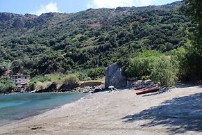 House Just on the Beach -included 2 Canoe and 2 Bicycles