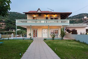 House Just on the Beach -included 2 Canoe and 2 Bicycles