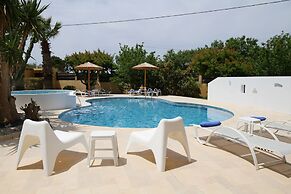 Xenos Villa 2 With 5 Bedrooms Private Swimming Pool, Near the sea