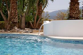Xenos Villa 2 With 5 Bedrooms Private Swimming Pool, Near the sea