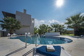 Xenos Villa 2 With 5 Bedrooms Private Swimming Pool, Near the sea