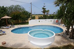 Xenos Villa 2 With 5 Bedrooms Private Swimming Pool, Near the sea