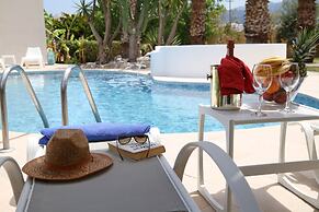 Xenos Villa 2 With 5 Bedrooms Private Swimming Pool, Near the sea