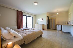 Xenos Villa 2 With 5 Bedrooms Private Swimming Pool, Near the sea