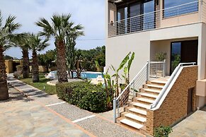 Xenos Villa 2 With 5 Bedrooms Private Swimming Pool, Near the sea
