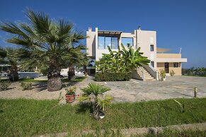 Xenos Villa 2 With 5 Bedrooms Private Swimming Pool, Near the sea