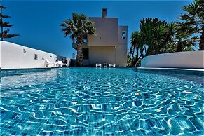 Xenos Villa 2 With 5 Bedrooms Private Swimming Pool, Near the sea