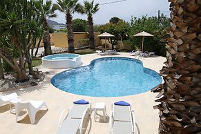 Xenos Villa 2 With 5 Bedrooms Private Swimming Pool, Near the sea