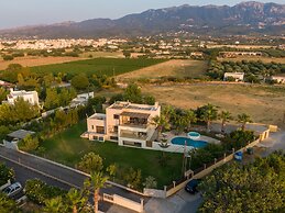 Xenos Villa 2 With 5 Bedrooms Private Swimming Pool, Near the sea