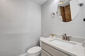 Pristine and Posh 2bd/2ba Condo With Private Balcony - #6en165