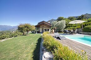 Oasi di Castelveccana Apt Pool and View