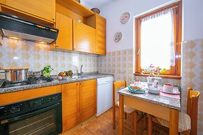 Oasi di Castelveccana Apt Pool and View