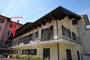 Petalo Bianco 100m from lake