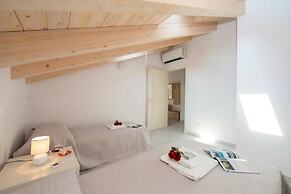 Silver Lake Apartment