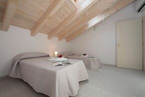 Silver Lake Apartment