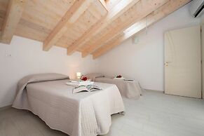 Silver Lake Apartment