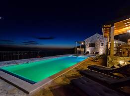 Villa Falcon Rook