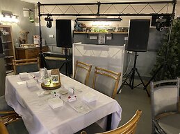 The Roade House Rooms