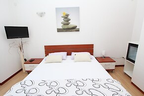 Rooms and Apartment Luana