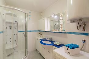 Leona & Borna Central Suites