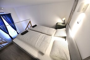 Cosy two bedroom flat in Rottenbiller str, Sky